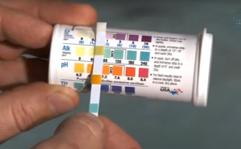 Reading test strips for pH and Alkalinity
