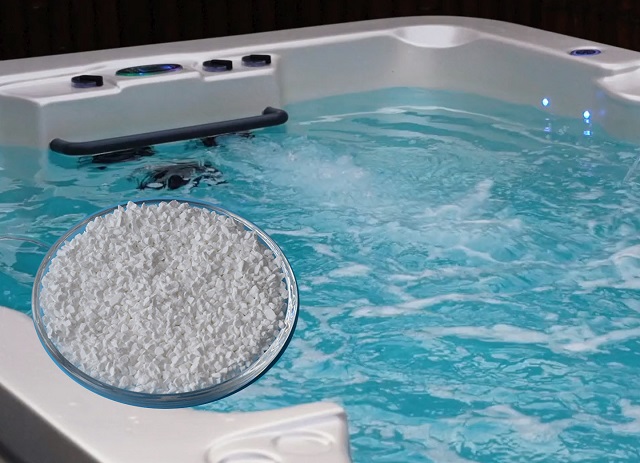 Chlorine granules and spa pool